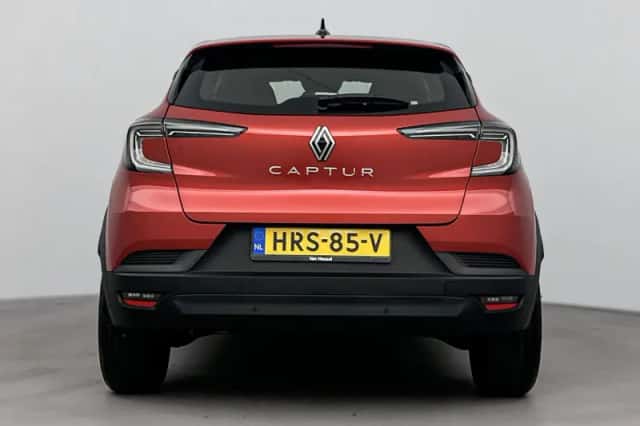 Renault Captur (2024) thumbnail 3