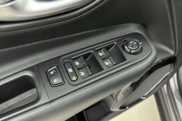 Jeep Renegade (2017) thumbnail 14