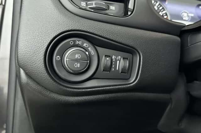 Jeep Renegade (2017) thumbnail 15