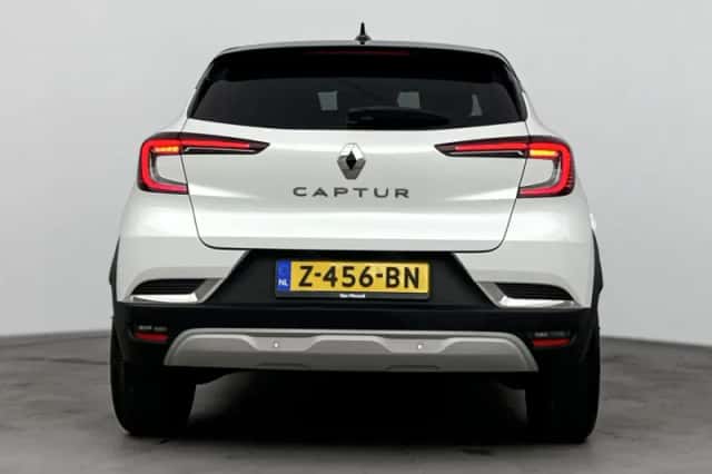 Renault Captur (2023) thumbnail 3