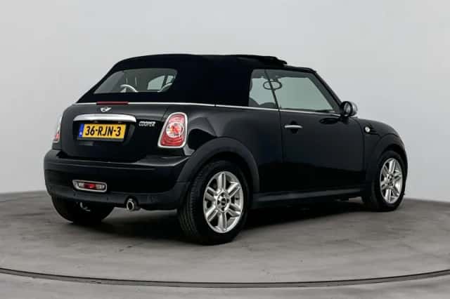 MINI Cabrio (2011) thumbnail 4
