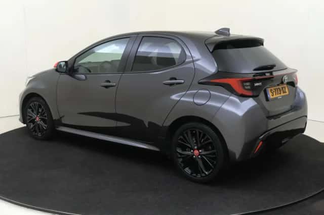 Toyota Yaris (2022) thumbnail 3