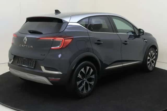 Renault Captur (2023) thumbnail 4