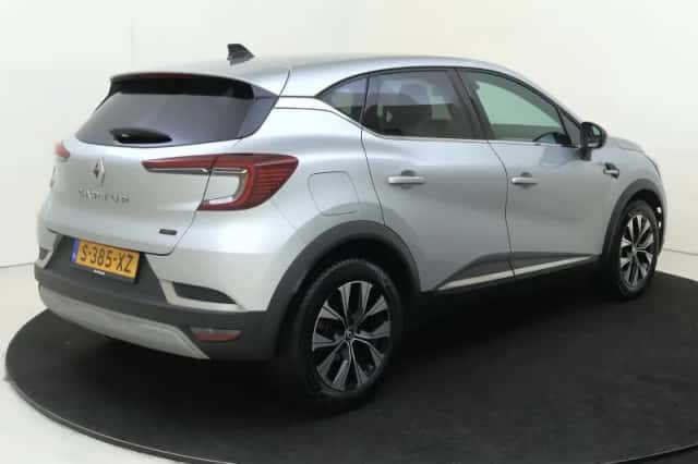 Renault Captur (2023) thumbnail 4