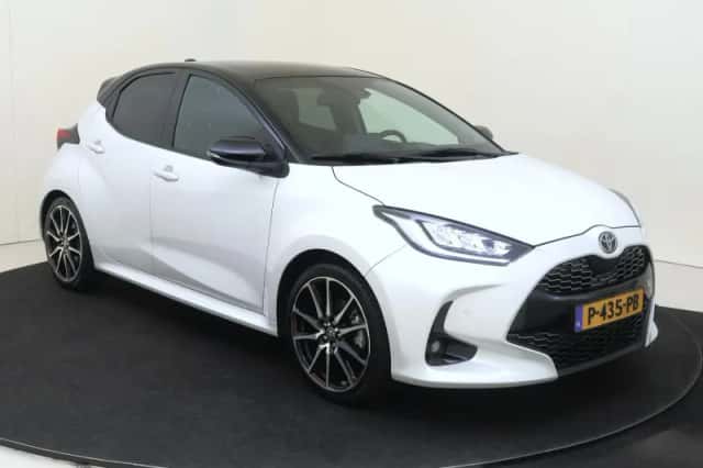 Toyota Yaris (2022) thumbnail 2