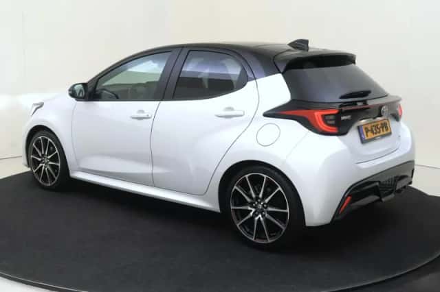 Toyota Yaris (2022) thumbnail 3