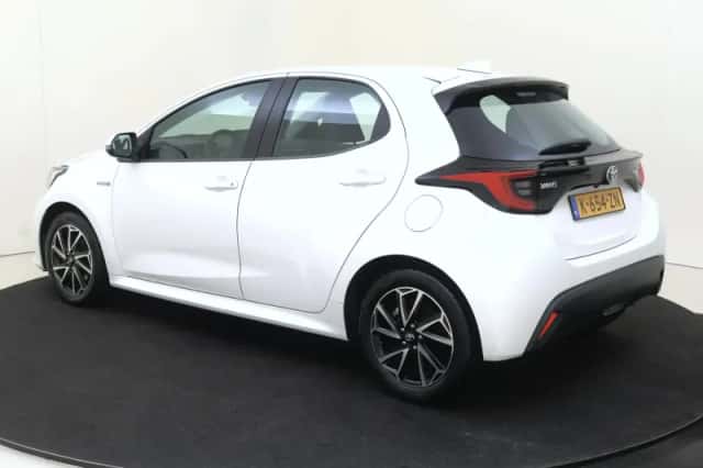 Toyota Yaris (2021) thumbnail 3