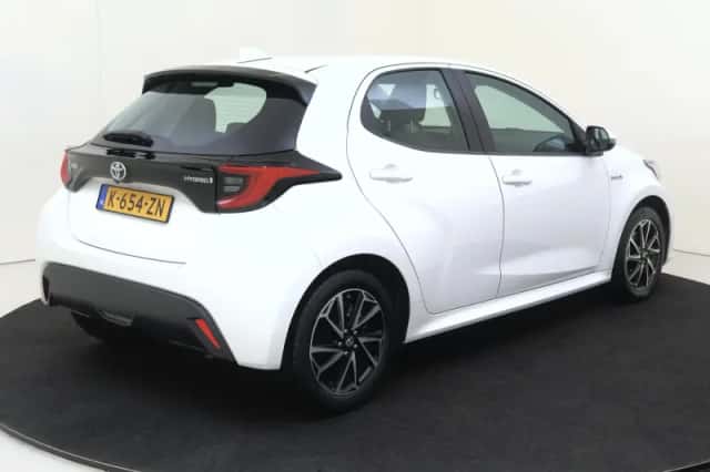 Toyota Yaris (2021) thumbnail 4
