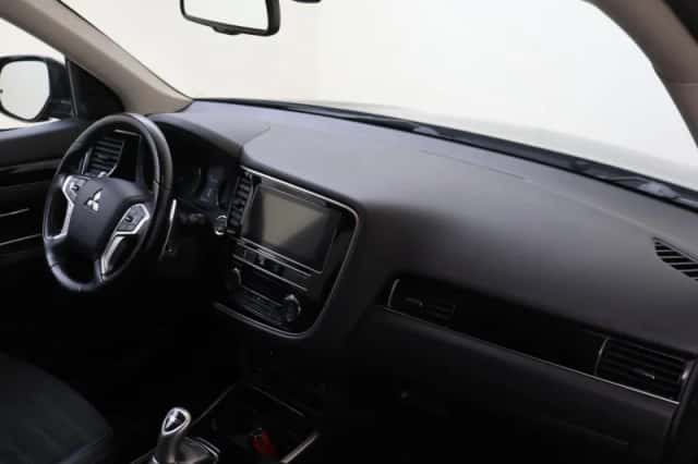 Mitsubishi Outlander (2018) thumbnail 5