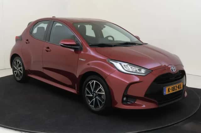 Toyota Yaris (2021) thumbnail 2