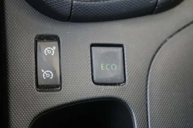 Renault Clio (2014) thumbnail 24