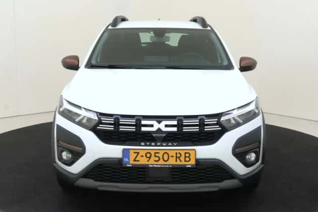 Dacia Sandero Stepway (2024) thumbnail 2