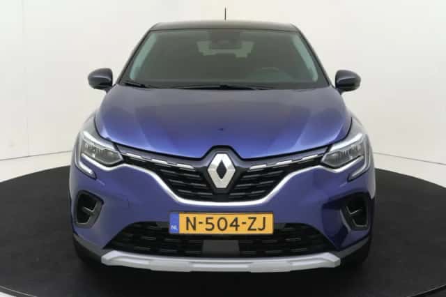 Renault Captur (2022) thumbnail 2