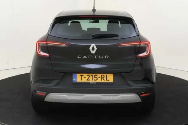 Renault Captur (2023) thumbnail 2