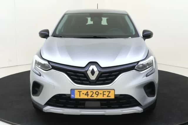 Renault Captur (2023) thumbnail 2