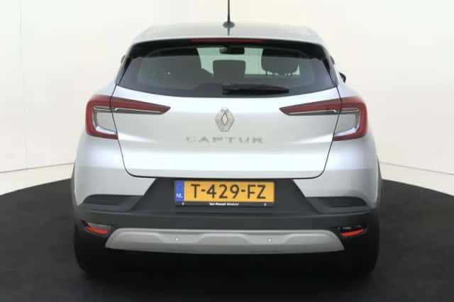 Renault Captur (2023) thumbnail 7