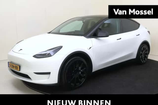 Tesla Model Y (2023) thumbnail 1