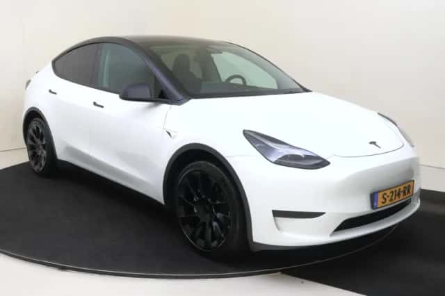 Tesla Model Y (2023) thumbnail 2