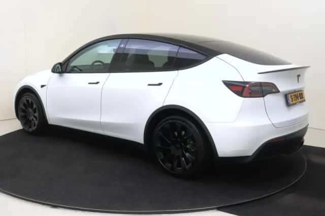 Tesla Model Y (2023) thumbnail 3