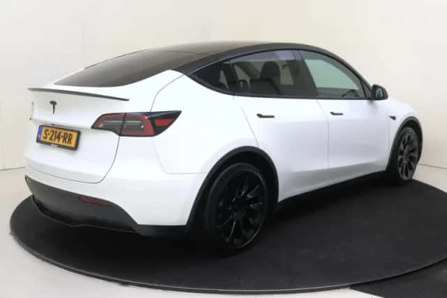Tesla Model Y (2023) thumbnail 4