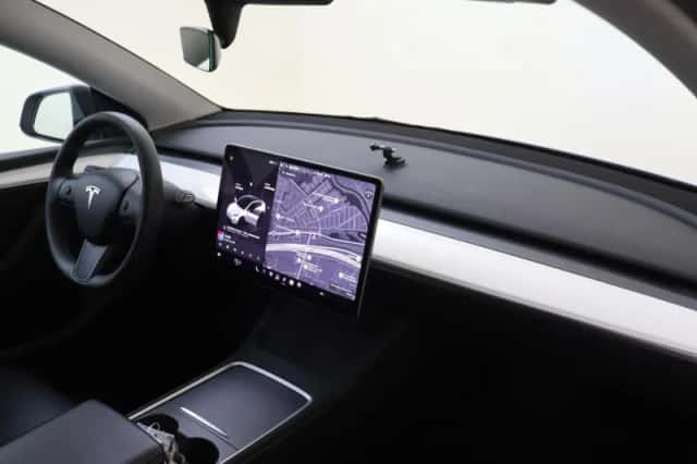 Tesla Model Y (2023) thumbnail 5