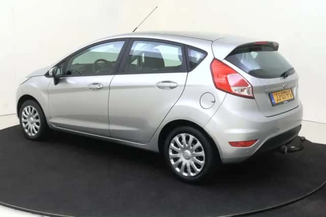 Ford Fiesta (2016) thumbnail 3