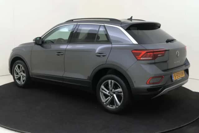 Volkswagen T-Roc (2023) thumbnail 3