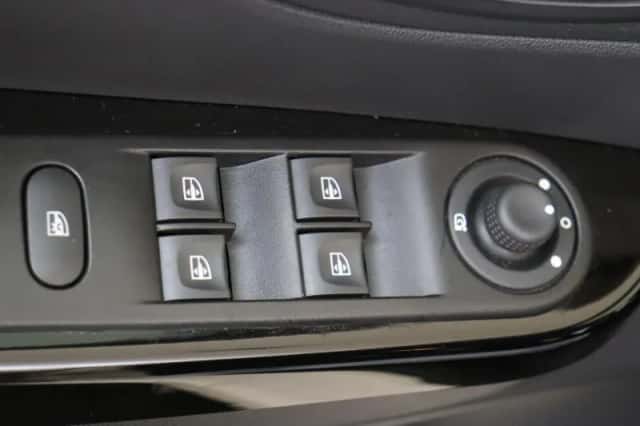 Renault Captur (2016) thumbnail 23