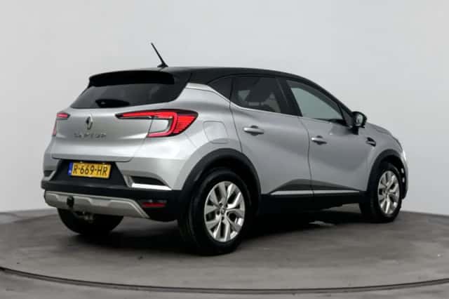 Renault Captur (2022) thumbnail 4