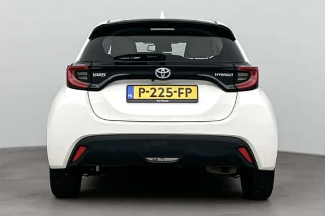 Toyota Yaris (2021) thumbnail 3