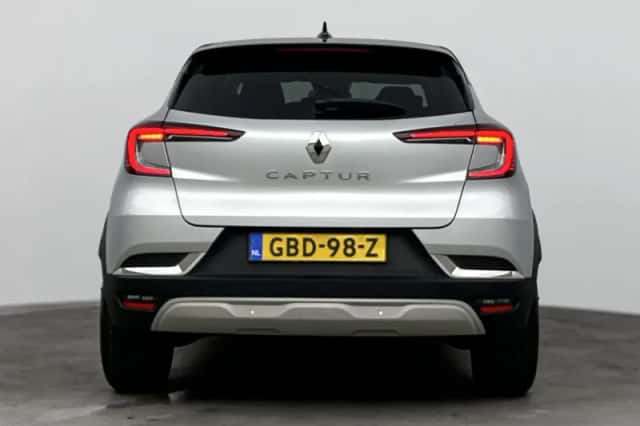 Renault Captur (2023) thumbnail 3