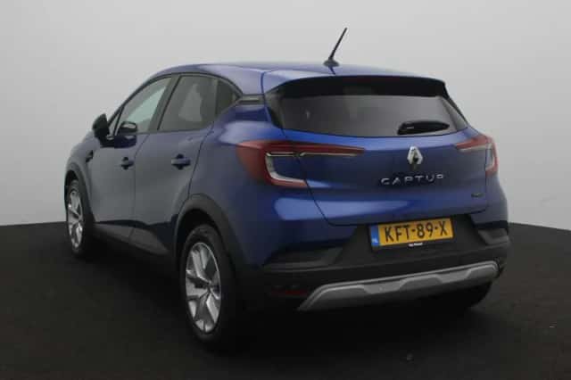 Renault Captur (2023) thumbnail 2