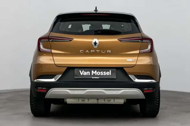 Renault Captur (2022) thumbnail 3