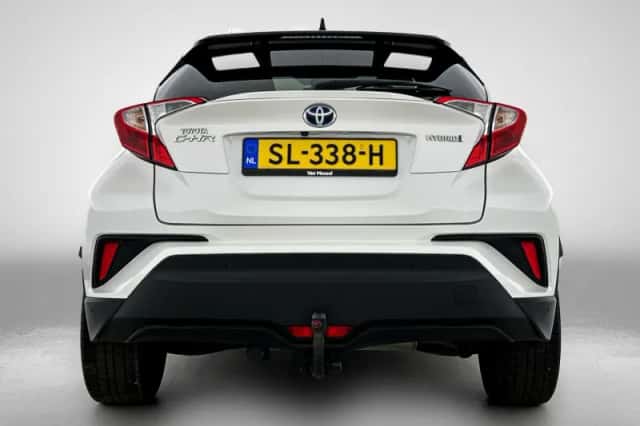 Toyota C-HR (2017) thumbnail 3