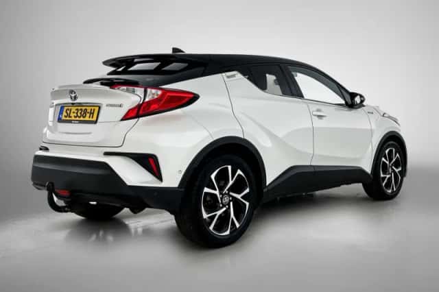 Toyota C-HR (2017) thumbnail 4