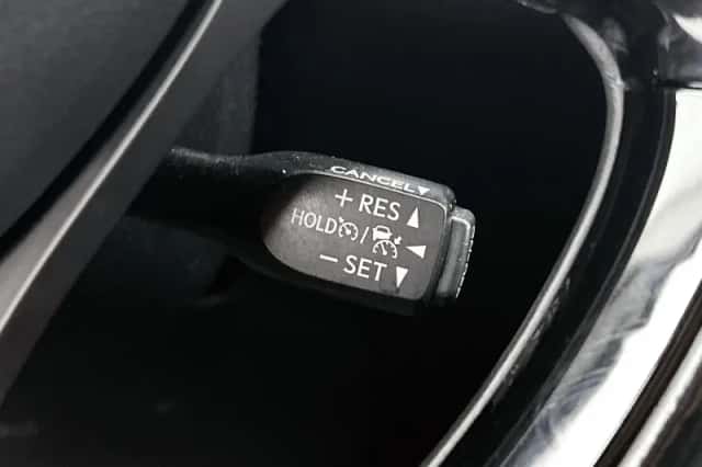 Toyota C-HR (2017) thumbnail 6