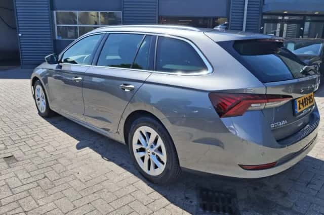 Škoda Octavia (2024) thumbnail 4