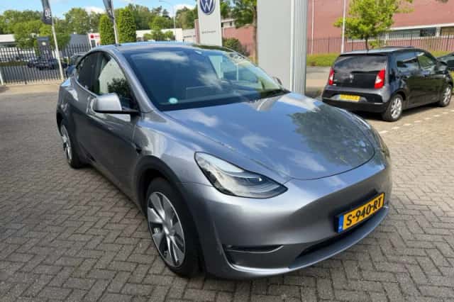 Tesla Model Y (2023) thumbnail 3