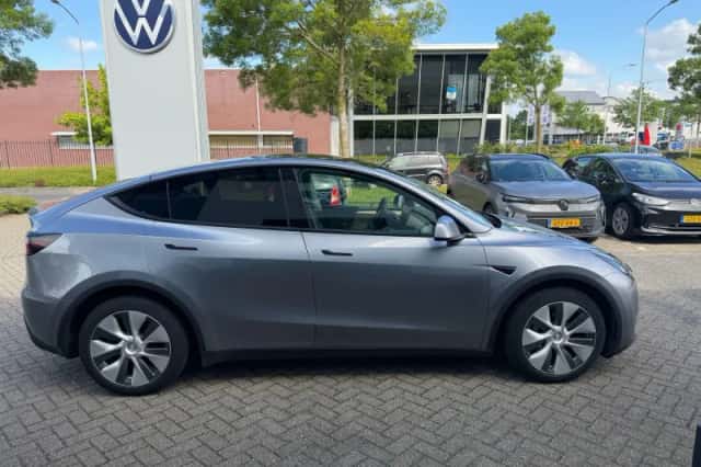 Tesla Model Y (2023) thumbnail 6