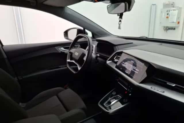 Audi Q4 e-tron (2021) thumbnail 3