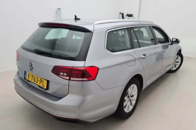 Volkswagen Passat (2021) thumbnail 2