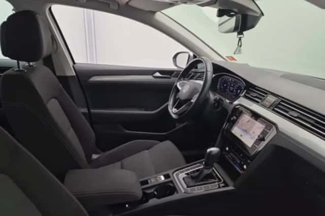 Volkswagen Passat (2021) thumbnail 3