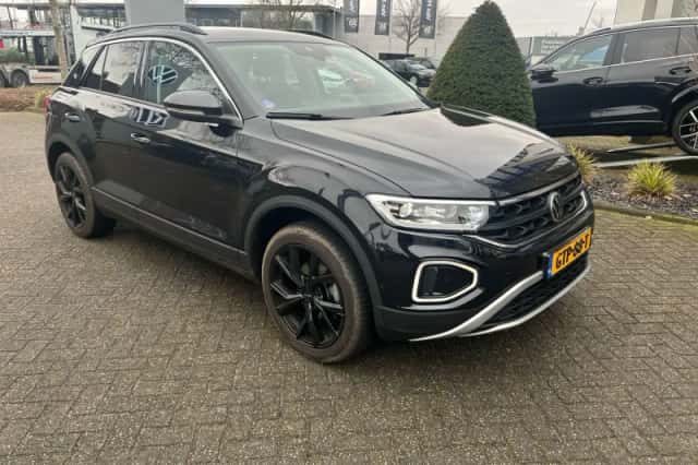 Volkswagen T-Roc (2024) thumbnail 2