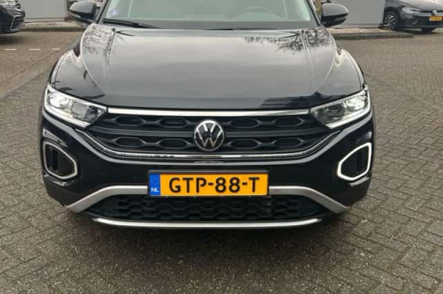 Volkswagen T-Roc (2024) thumbnail 3