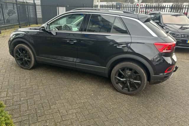 Volkswagen T-Roc (2024) thumbnail 4