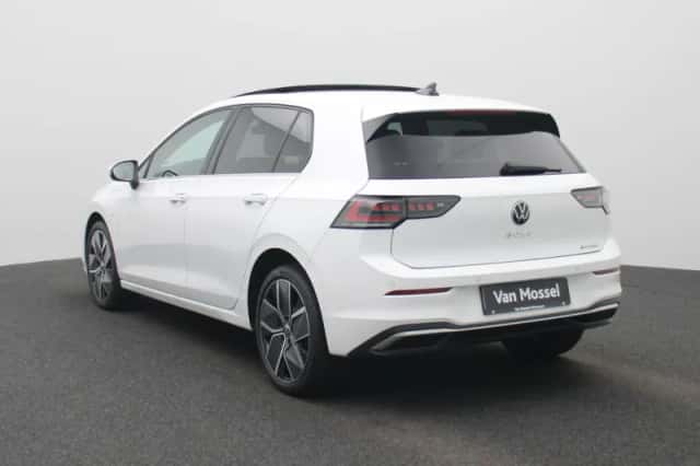 Volkswagen Golf (2025) thumbnail 2