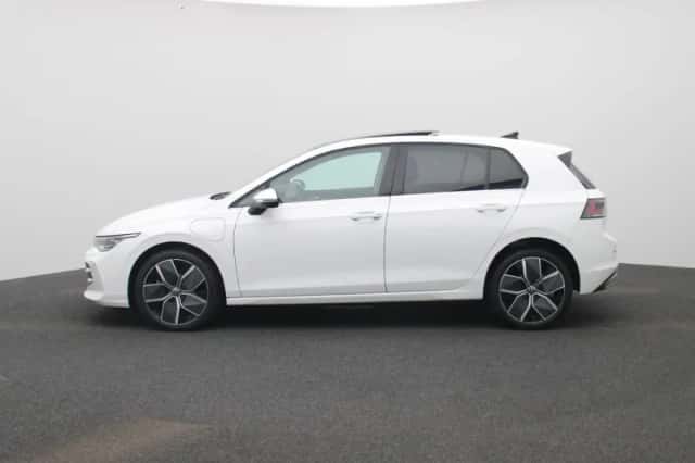 Volkswagen Golf (2025) thumbnail 4