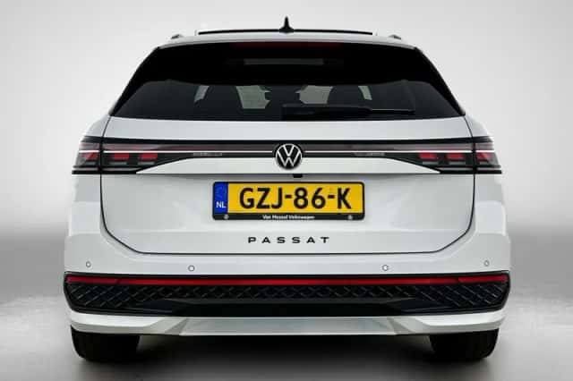 Volkswagen Passat (2025) thumbnail 3