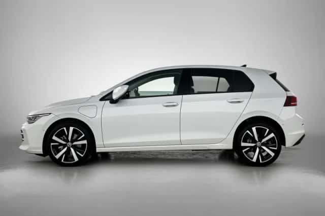 Volkswagen Golf (2025) thumbnail 2