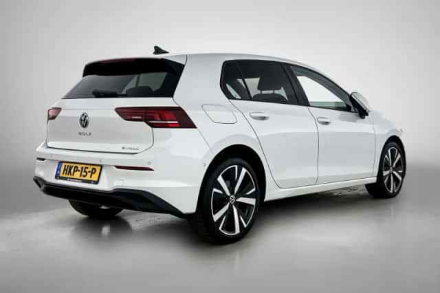 Volkswagen Golf (2025) thumbnail 4